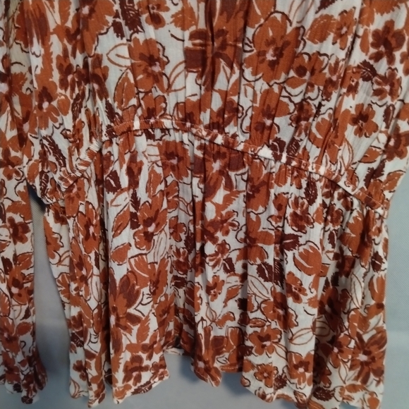 🆕Andree by Unit Long Sleeve Bell Floral Peplum Blouse - Picture 4 of 15